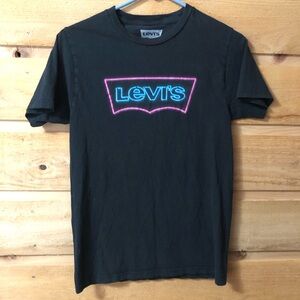 Black short sleeve tee neon light Levi’s pink / blue size small paint spot